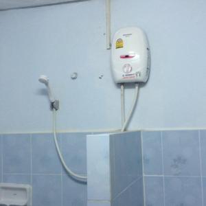 um chuveiro na casa de banho com um chuveiro branco em Earth Mansion Sai 5 em Sam Phran