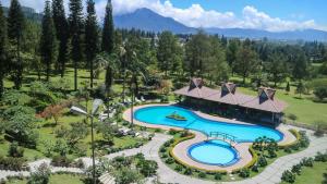 Uitzicht op het zwembad bij Sinabung Hills Berastagi of in de buurt