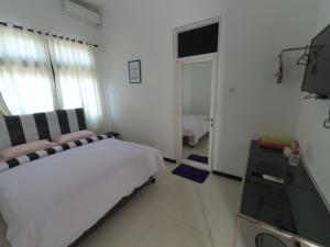 Posteľ alebo postele v izbe v ubytovaní Mess Inn Semarang