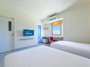 Postel nebo postele na pokoji v ubytování HOP INN Rayong