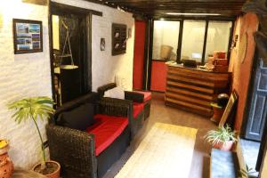 un piccolo soggiorno con divano e sedie di Hira Guest House a Patan
