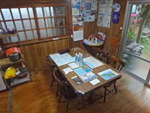 a dining room with a table and chairs at Huuran in Nakijin