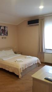 Rúm í herbergi á Hotel Doesi