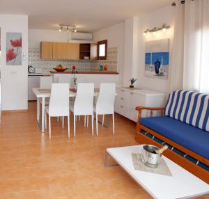 sala de estar con sofá, mesa y sillas en Typic Sandic Apartments, en Es Canar
