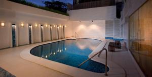 una piscina al centro di un edificio di Hotel St. Ellis a Legazpi