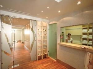 une femme qui se prend en photo dans un miroir dans l'établissement Far Out Hotel & Spa, à Mylopotas 25 autres photos