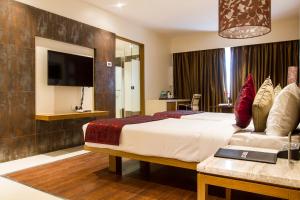 TV a/nebo společenská místnost v ubytování 7 Apple Hotel Pimpri Pune