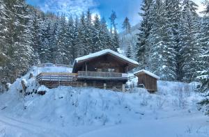 Wasserfallhütte Saalbach v zime
