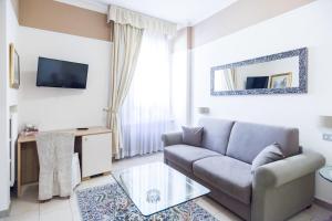 salon z kanapą i stołem w obiekcie Best Western Hotel Libertà w mieście Modena