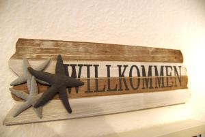 a wooden sign with two starfish on a wall at Ferienwohnung im Haus Katharina in Lauterbach