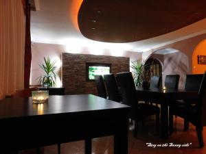 A seating area at Sunrise Apartmanház