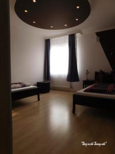 Postel nebo postele na pokoji v ubytování Sunrise Apartmanház