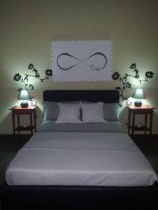 パキーノにあるArte Tradizione e Culturaのベッドルーム1室(白い大型ベッド1台、テーブル2台付)