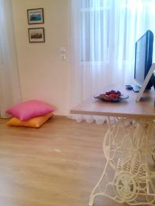 A television and/or entertainment centre at Oikia Preveza