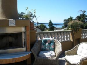 聖地牙哥的住宿－秘密花園酒店，壁炉旁的藤椅