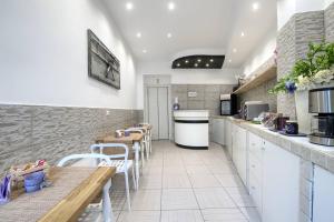 A kitchen or kitchenette at Vatican's Roof