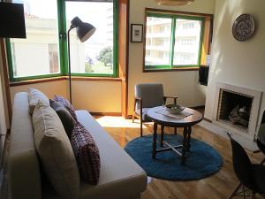 sala de estar con sofá y mesa en Porto 1 Bedroom Beach Apartment, en Matosinhos