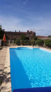 Πισίνα στο ή κοντά στο Gites De La Brunière