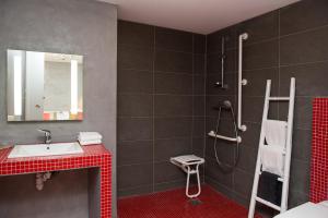 A bathroom at Logis Hotel Ur-Hegian