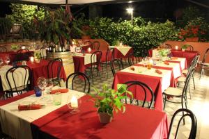 Un restaurante o sitio para comer en Locanda Zacco
