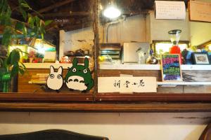 九份的住宿－祈堂小巷，餐馆柜台上两个擦青蛙标志