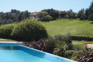 Villa V4 Golf Vale da Pintaの敷地内または近くにあるプール