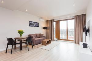 Televízia a/alebo spoločenská miestnosť v ubytovaní Platinum Residence Mokotów