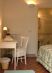 Marliana的住宿－扎科洛坎達賓館，配有桌椅和床的房间