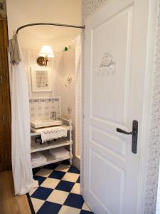 レ・ゼルビエにあるLes Chambres de la Forge des Collinesのバスルーム(白いドア、シンク付)