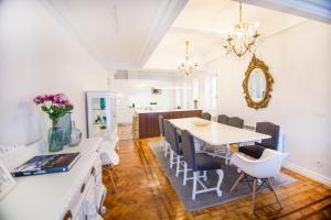 una cucina e una sala da pranzo con tavolo e sedie di the5rooms.porto a Porto