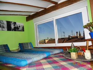 Habitación con 2 sofás azules y una ventana grande. en Loft-Terraza Laurel, en Logroño