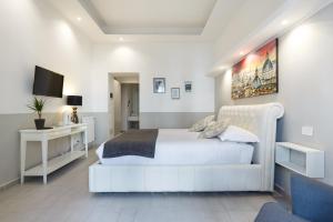 ローマにあるSallustio Fine Rooms Guest Houseの白いベッドルーム(白いベッド1台、デスク付)