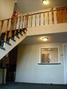 escalera en una sala de estar con escalera en Royal Inn Motel en Watertown