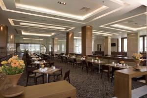 un comedor lleno de mesas y sillas en Jura Hotels Afyon Thermal, en Afyon