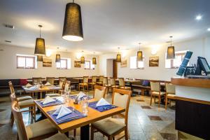 Un restaurante o sitio para comer en Hotel Jizerka 4