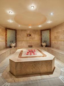 ein großes Badezimmer mit zwei Waschbecken und einer großen Badewanne in der Unterkunft Uchisar Kaya Otel in Uchisar