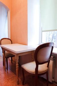 キーウにあるApartment on Lvivska squareの窓のある部屋(テーブル、椅子付)