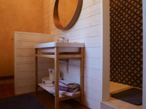 La salle de bains est pourvue d'un lavabo et d'un miroir. dans l'établissement Le Manoir du Pont Senot, à Noron-la-Poterie