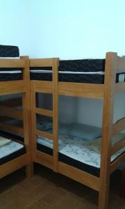 two sets of bunk beds in a room at Apartamento frente ao mar Florida Praia Grande in Praia Grande