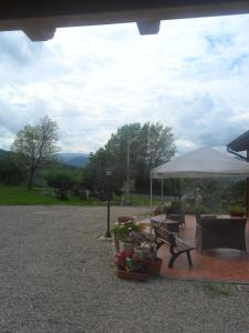 a patio with a bench and a white umbrella at Colle Bianco in Mafalda