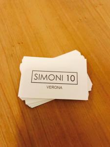 ヴェローナにあるSimoni 10の一枚の紙
