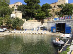 małą łódź w wodzie w porcie w obiekcie Vero Sicily - Balloniera In Solanto w mieście Santa Flavia