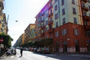 Um homem está a caminhar por uma rua da cidade com edifícios em Affittacamere I Gatti delle 5 Terre em La Spezia