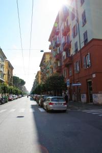 una strada con auto parcheggiate sul lato della strada di Affittacamere I Gatti delle 5 Terre a La Spezia