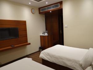 Ένα ή περισσότερα κρεβάτια σε δωμάτιο στο Hotel Tridev