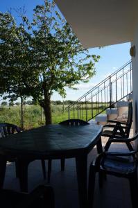 une table et des chaises sur une terrasse avec un arbre dans l'établissement Вила Бела - Villa Bella - Near Kranevo and Albena, à General-Kantardzhievo