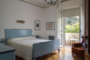 um quarto com uma cama, uma janela e uma cadeira em Il Giardino em Trenzano