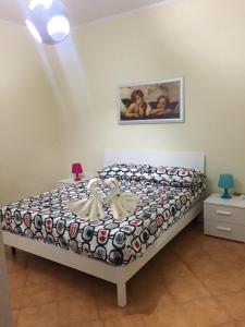 サレルノにあるCasa vacanze Sabrinaのベッドルーム1室(ベッド1台、掛け布団付)