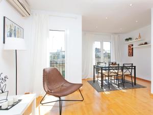 バルセロナにあるRentBCN Rambla Catalunya Apartmentのリビングルーム(テーブル、椅子付)
