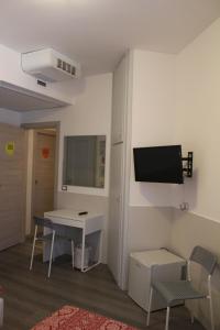 TV a/nebo společenská místnost v ubytování Alla Bianca Hotel